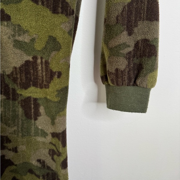 Army One Piece Pajamas. Size: 10-12 years old - Picture 3 of 4